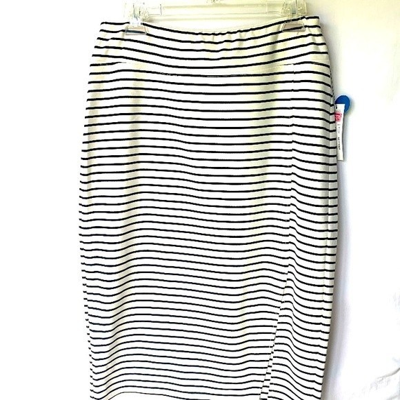 Dresses & Skirts - Black White Worthington Skirt.